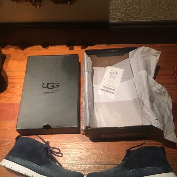 Like new UGG men’s size 10 ‘denim’ shoes - Picture 2 of 3